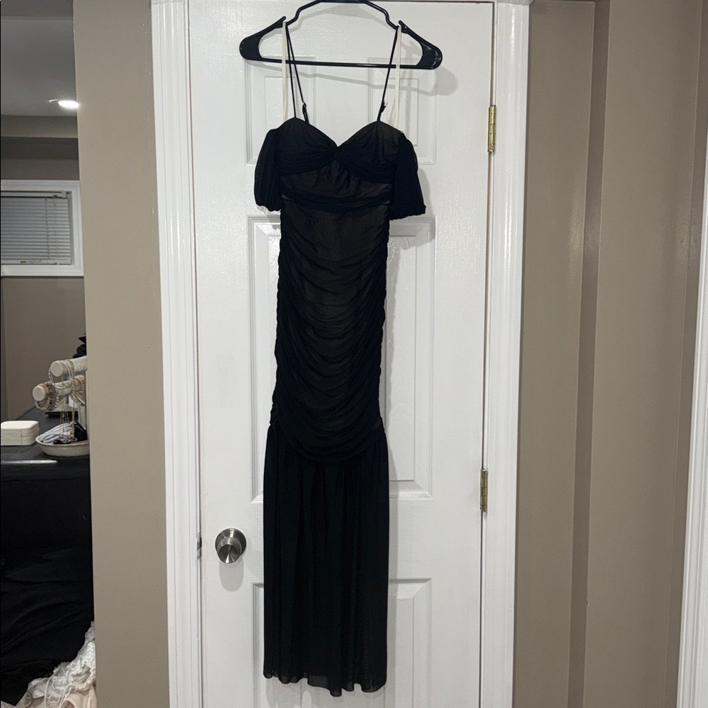 Selfie Leslie Black Midi Dress
